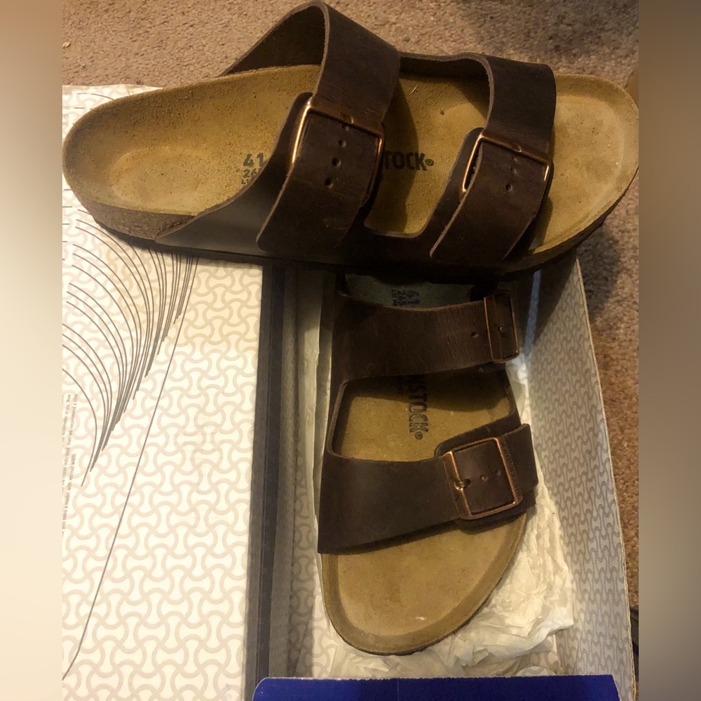 New in box Birkenstock Arizona sandal size 41. Dark oiled brown